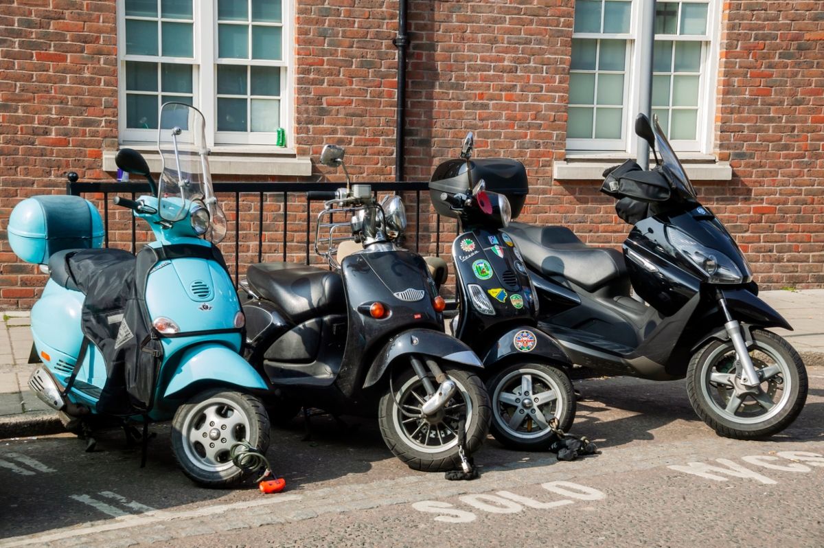 Motos con un candado cada una de ellas para evitar su robo. Fuente: iStock/ TonyBaggett