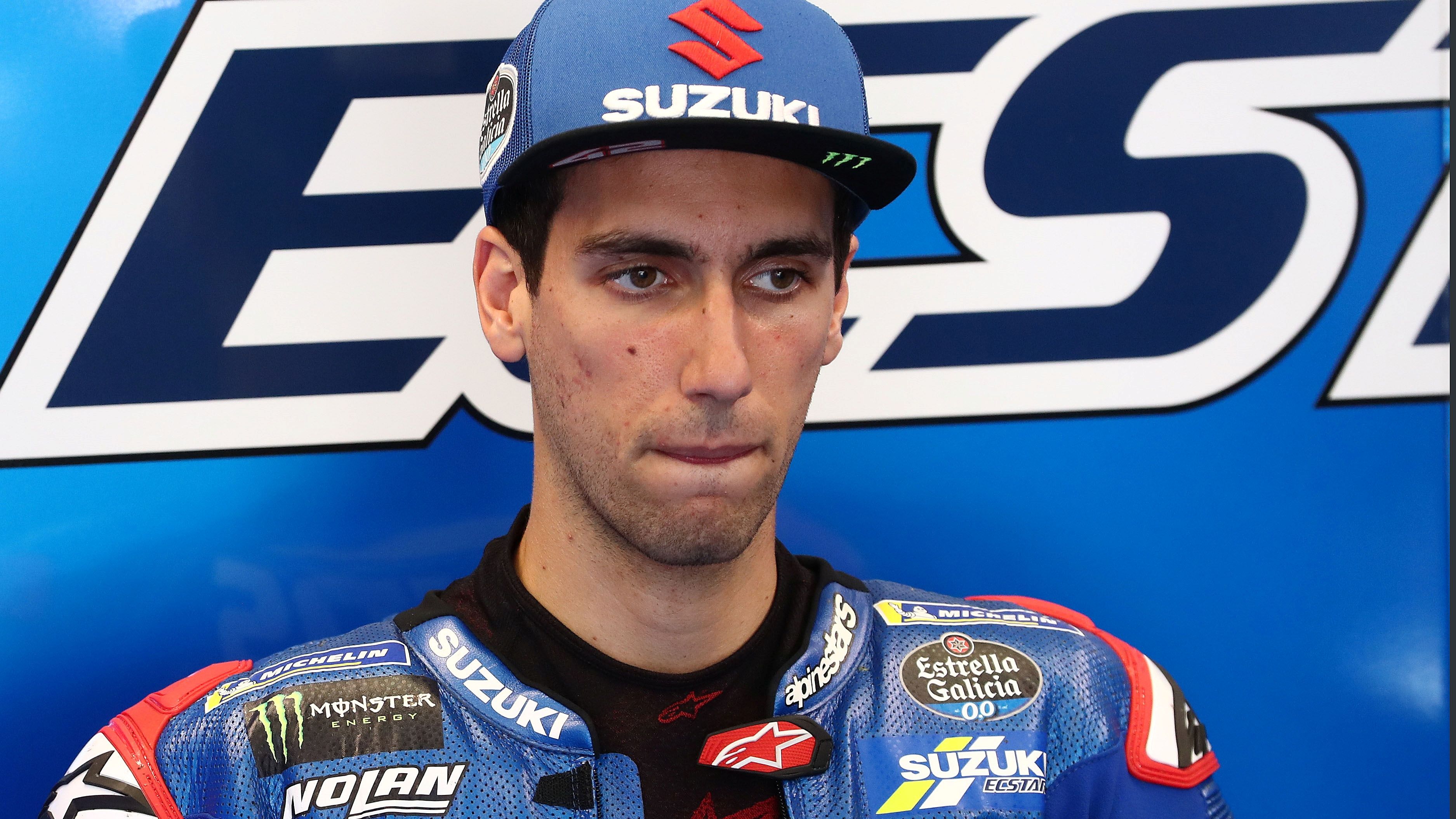 Álex Rins en el box del Team Suzuki Ecstar