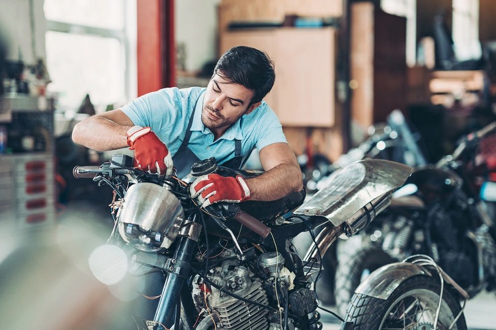 Mecáncio centrado en aumentar la potencia de una moto. Fuente: iStock/pixelfit