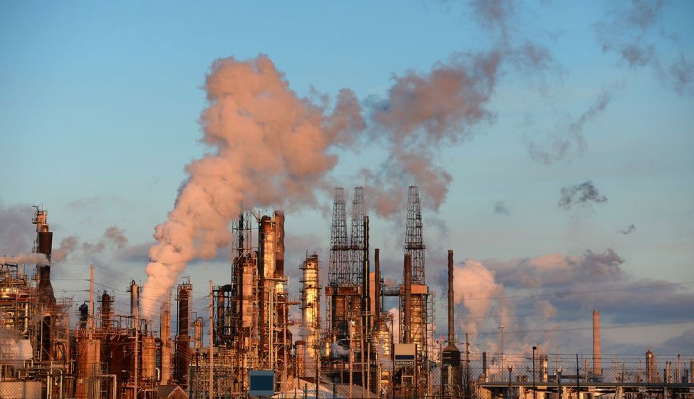 Refinería de petroleo emitiendo gases.