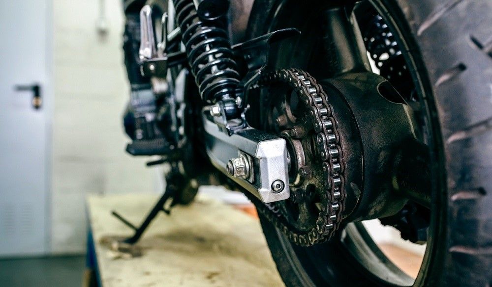 La remachadora para la cadena de la moto ayuda a que quede tensa. Fuente: iStock/doble-d 
