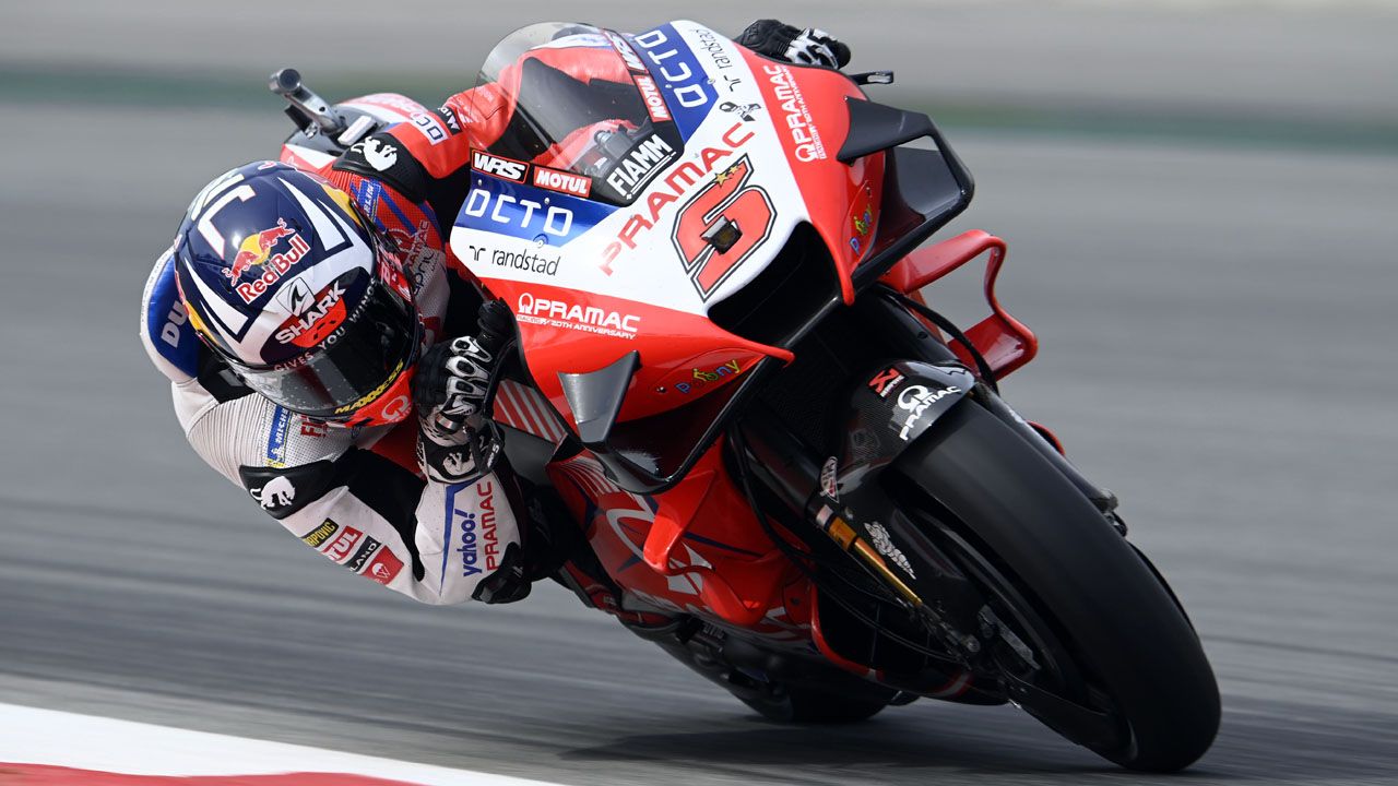Johann Zarco lidera en Cataluña en un día gris para los campeones de MotoGP