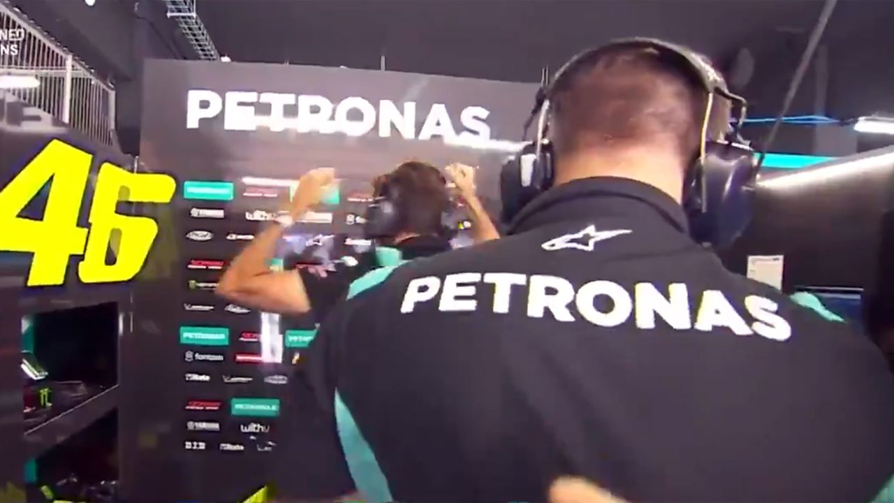 Valentino Rossi pasa a la Q2 y su equipo lo celebra como una victoria