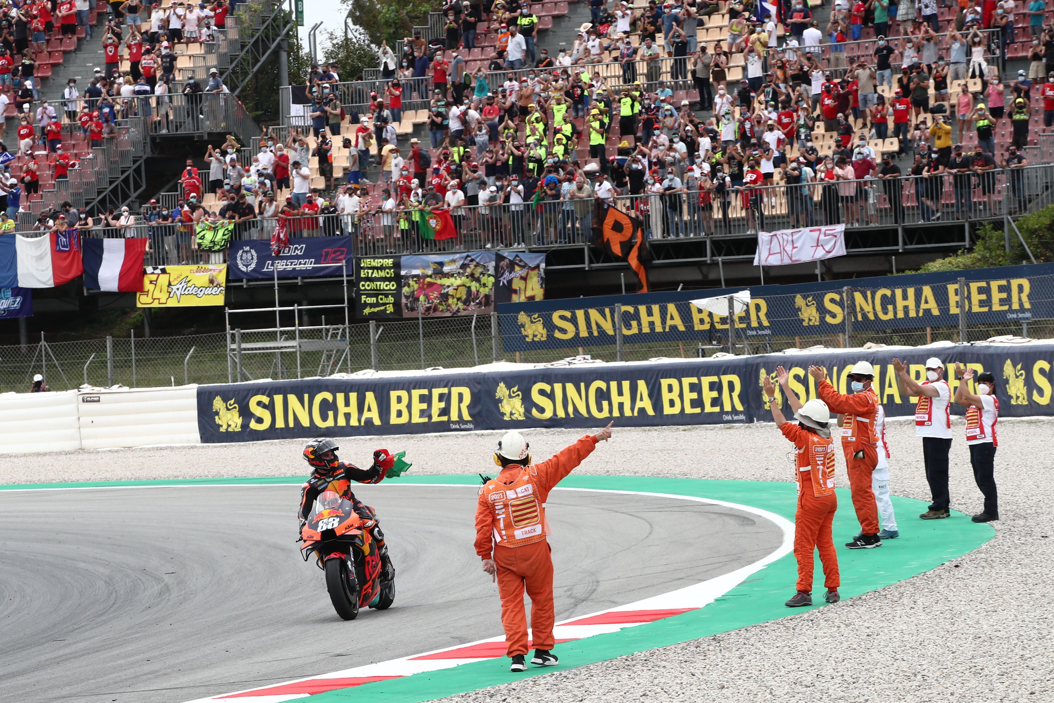 MotoGP homenajea a la afición con una carrera inolvidable en Cataluña