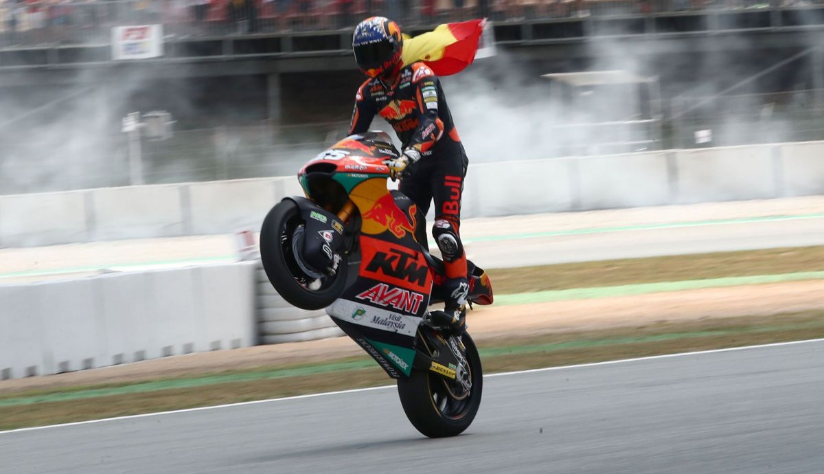 Raúl Fernández celebra su segundo puesto en Montmeló Raúl Fernández celebra su segundo puesto en Montmeló