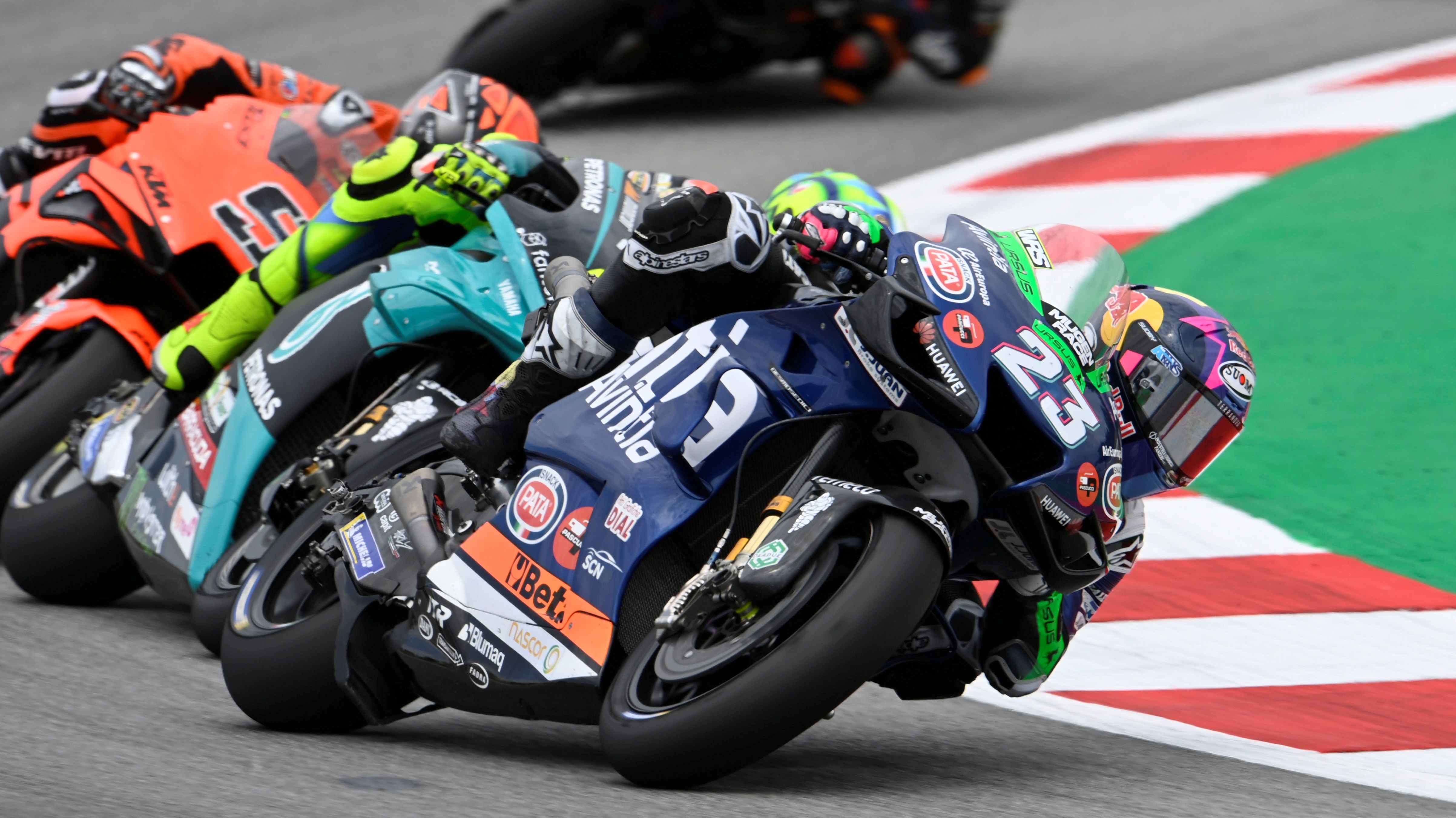 Enea Bastianini con Valentino Rossi y Danilo Petrucci pegados a su rueda