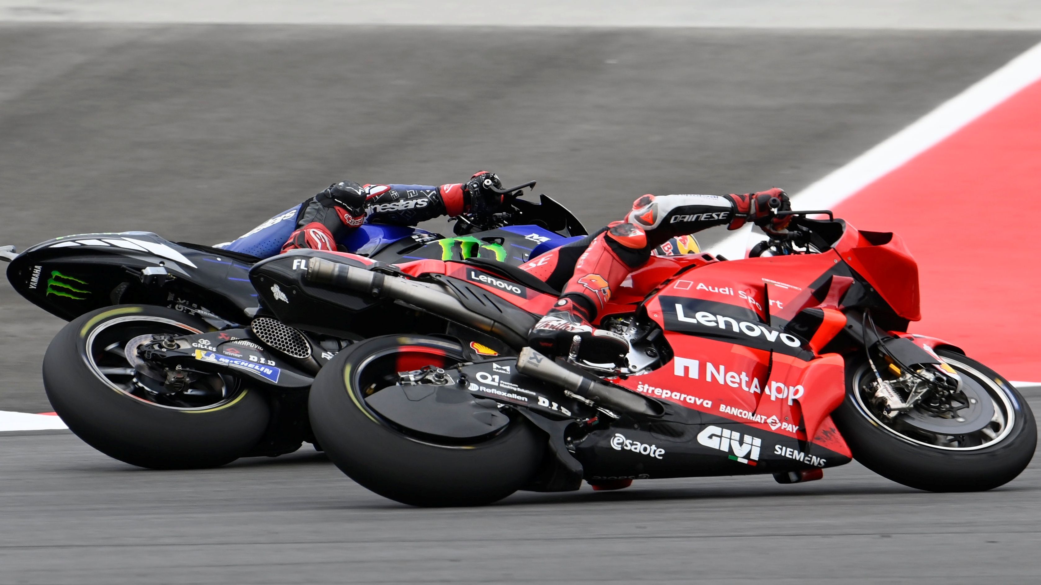 Fabio Quartararo se mete por el interior a Jack Miller