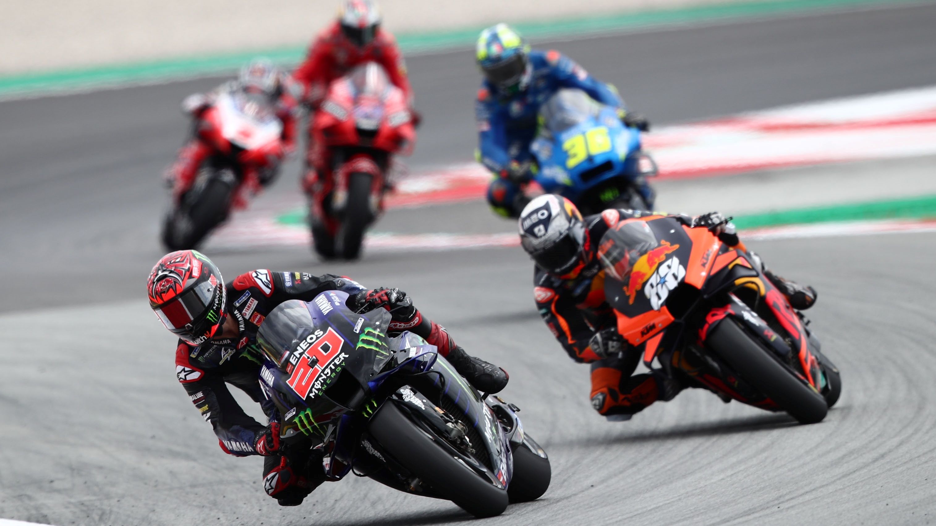 Fabio Quartararo seguido por Miguel Oliveira con Joan Mir, Jack Miller y Joahnn Zarco al fondo