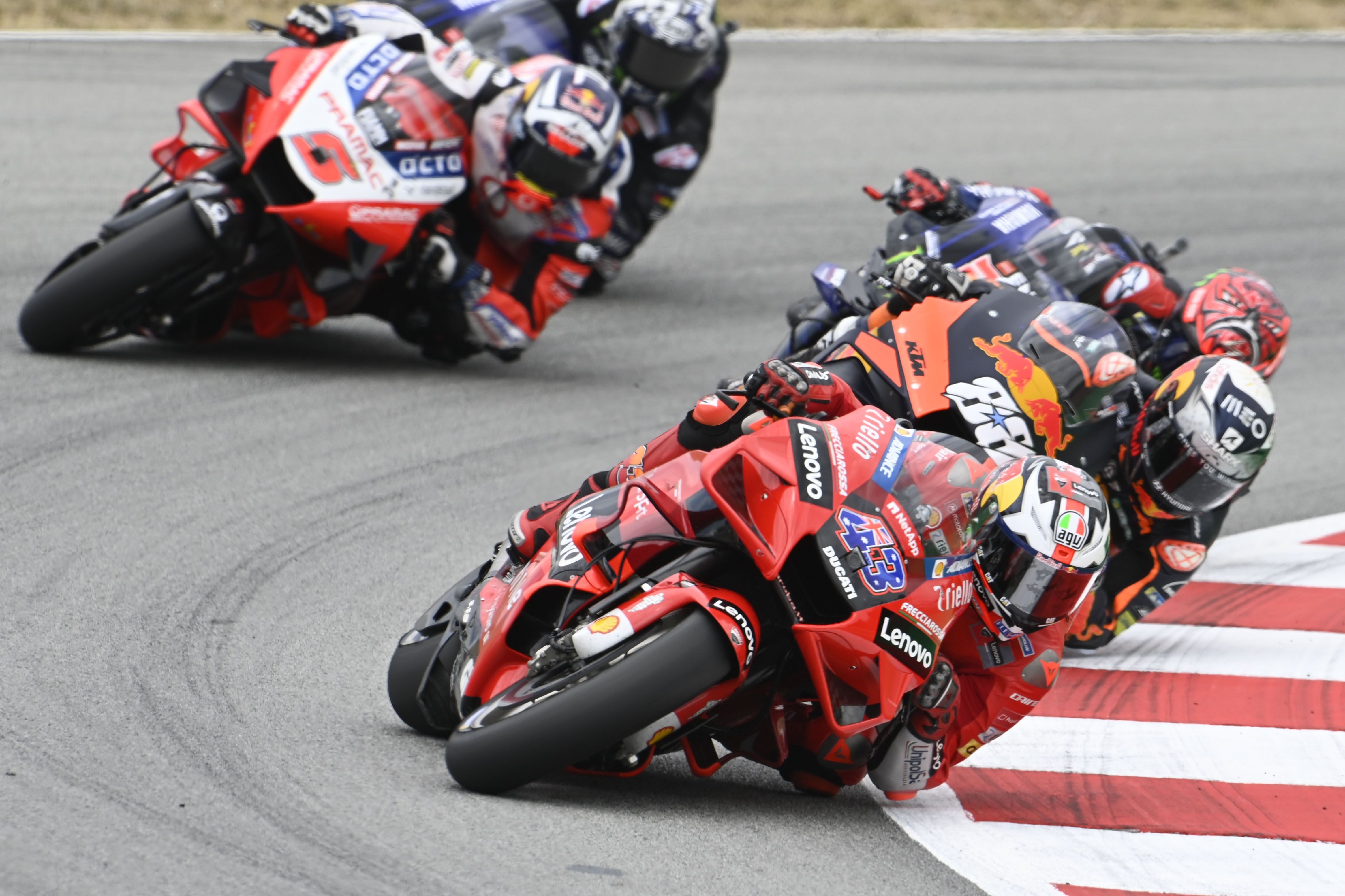 Jack Miller lidera con Miguel Oliveira y Fabio Quartararo totalmente pegados