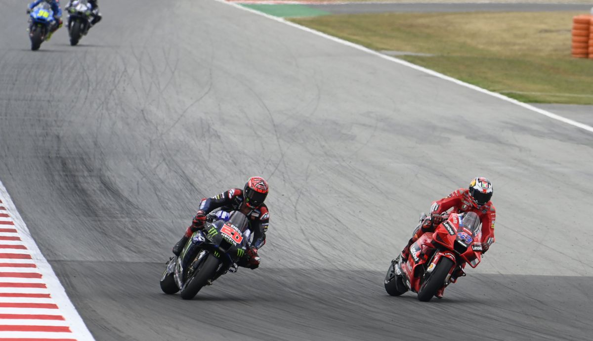 Jack Miller se lanza al interior para superar a Fabio Quartararo Jack Miller se lanza al interior para superar a Fabio Quartararo