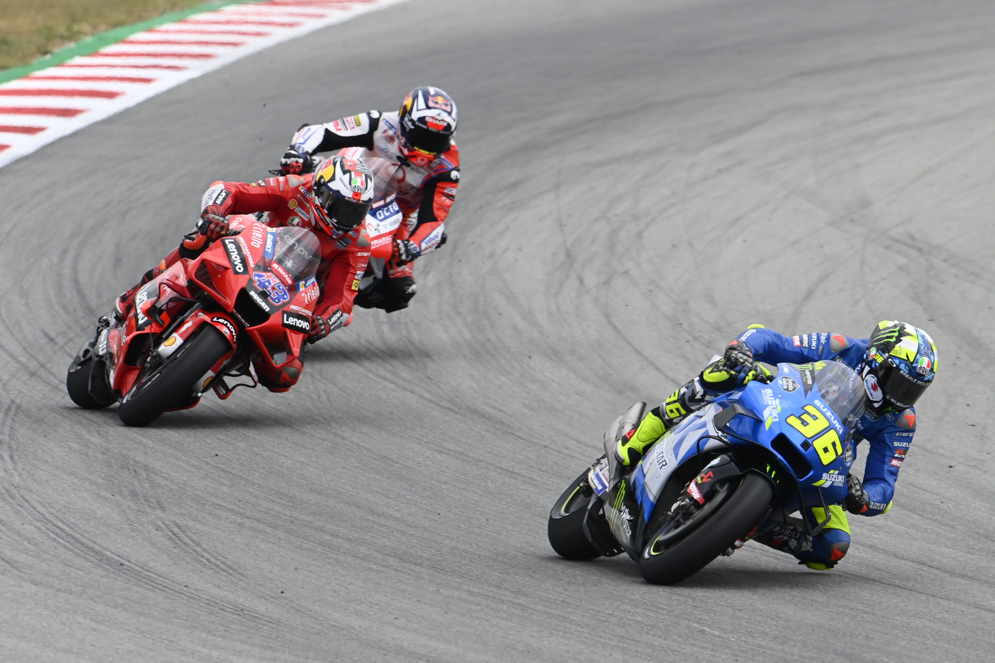 Joan Mir seguido por Jack Miller y Johann Zarco