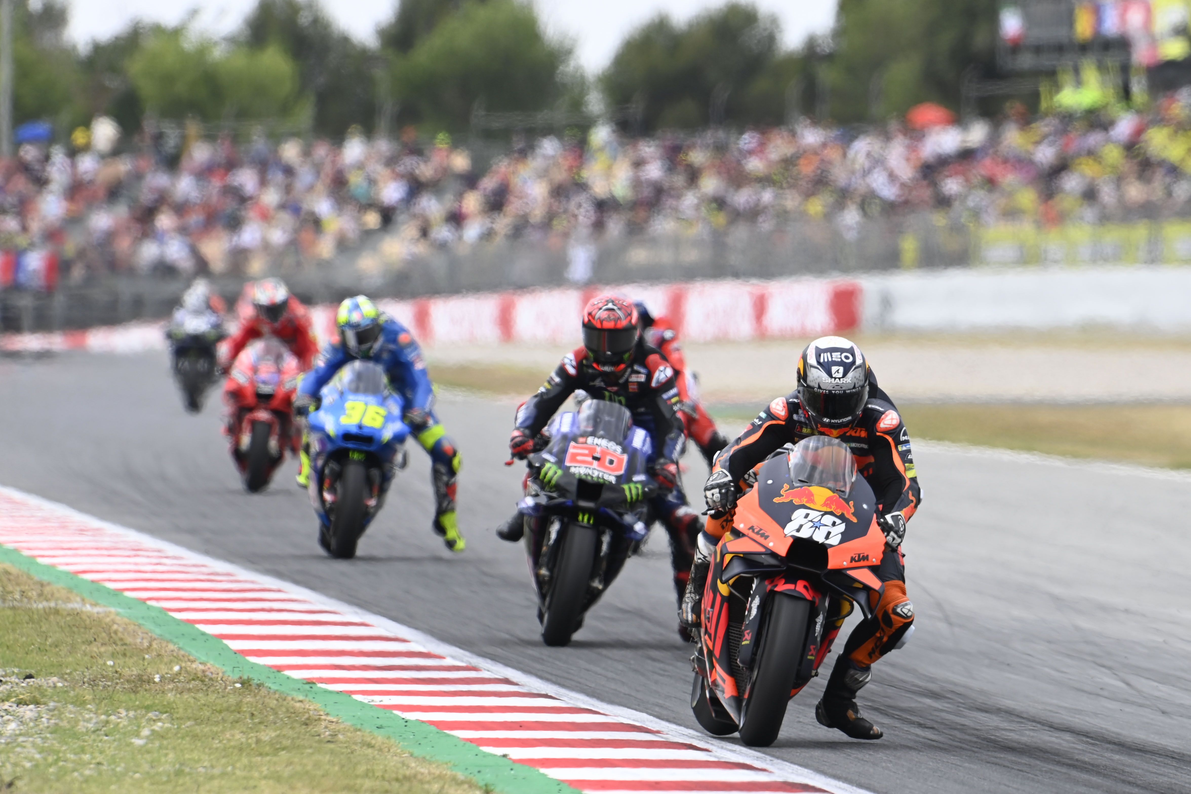 Miguel Oliveira apura la frenada seguido por Fabio Quartararo, Joan Mir y Jack Miller