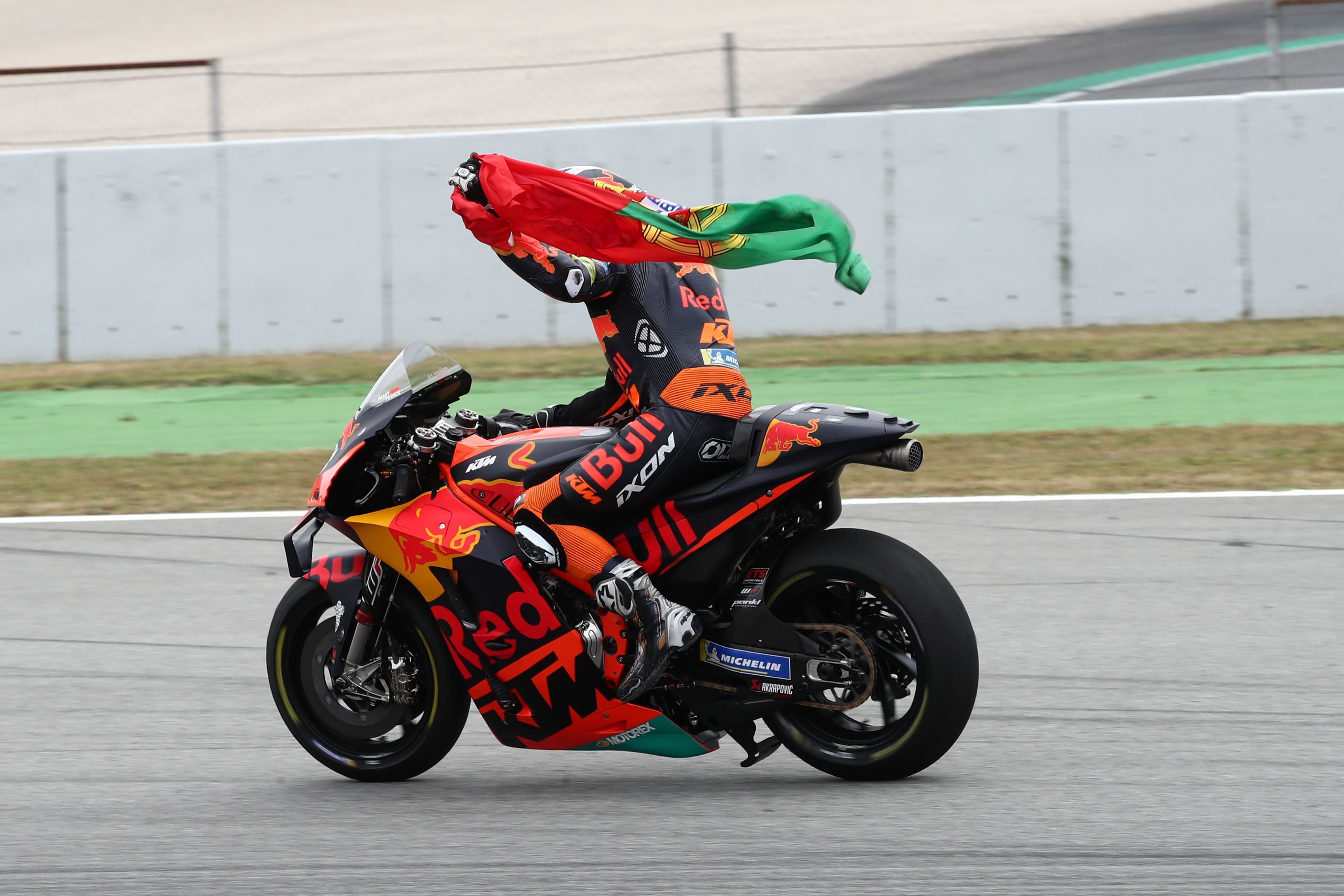 Miguel Oliveira festeja su victoria con la bandera portuguesa