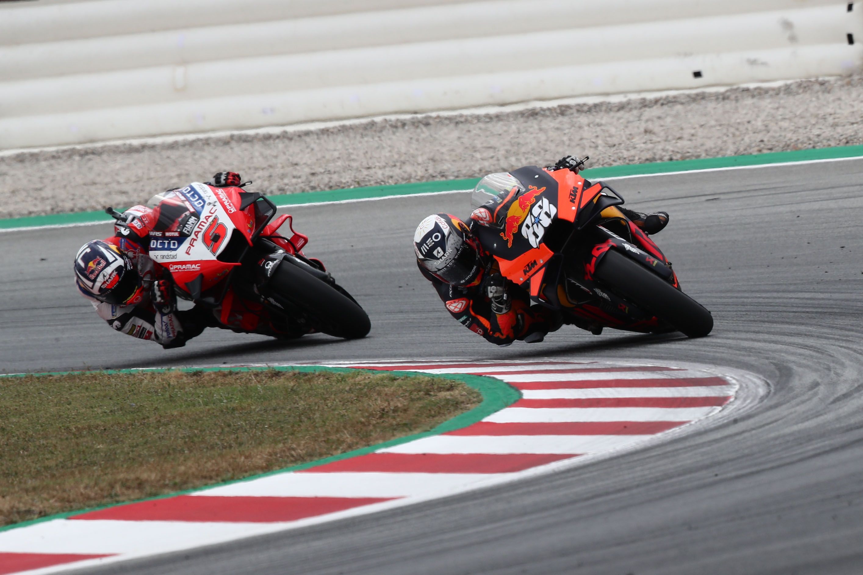 Miguel Oliveira se dirige a la victoria ante Johann Zarco