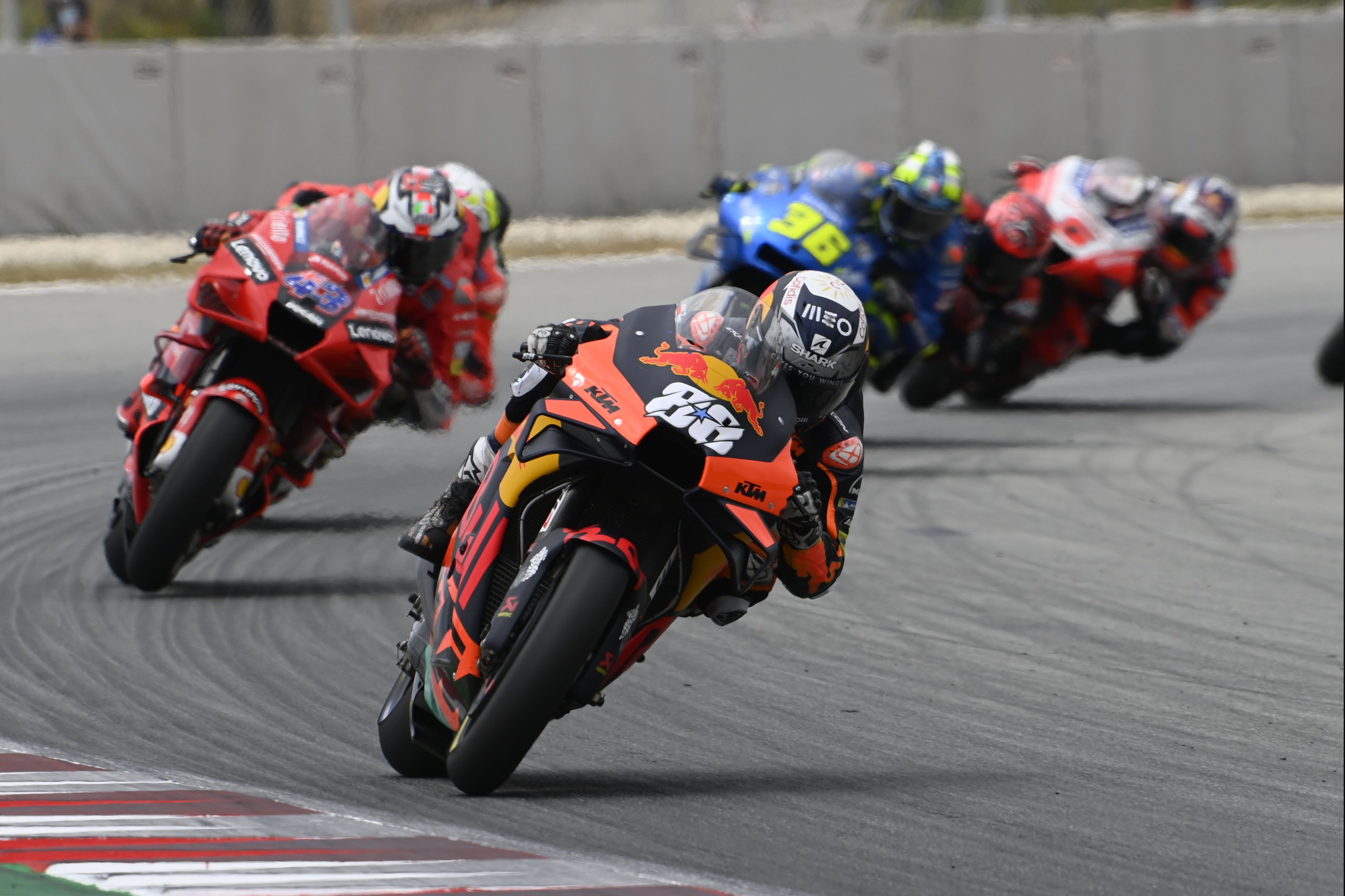 Miguel Oliveira se escapa de Jack Miller rumbo a la victoria