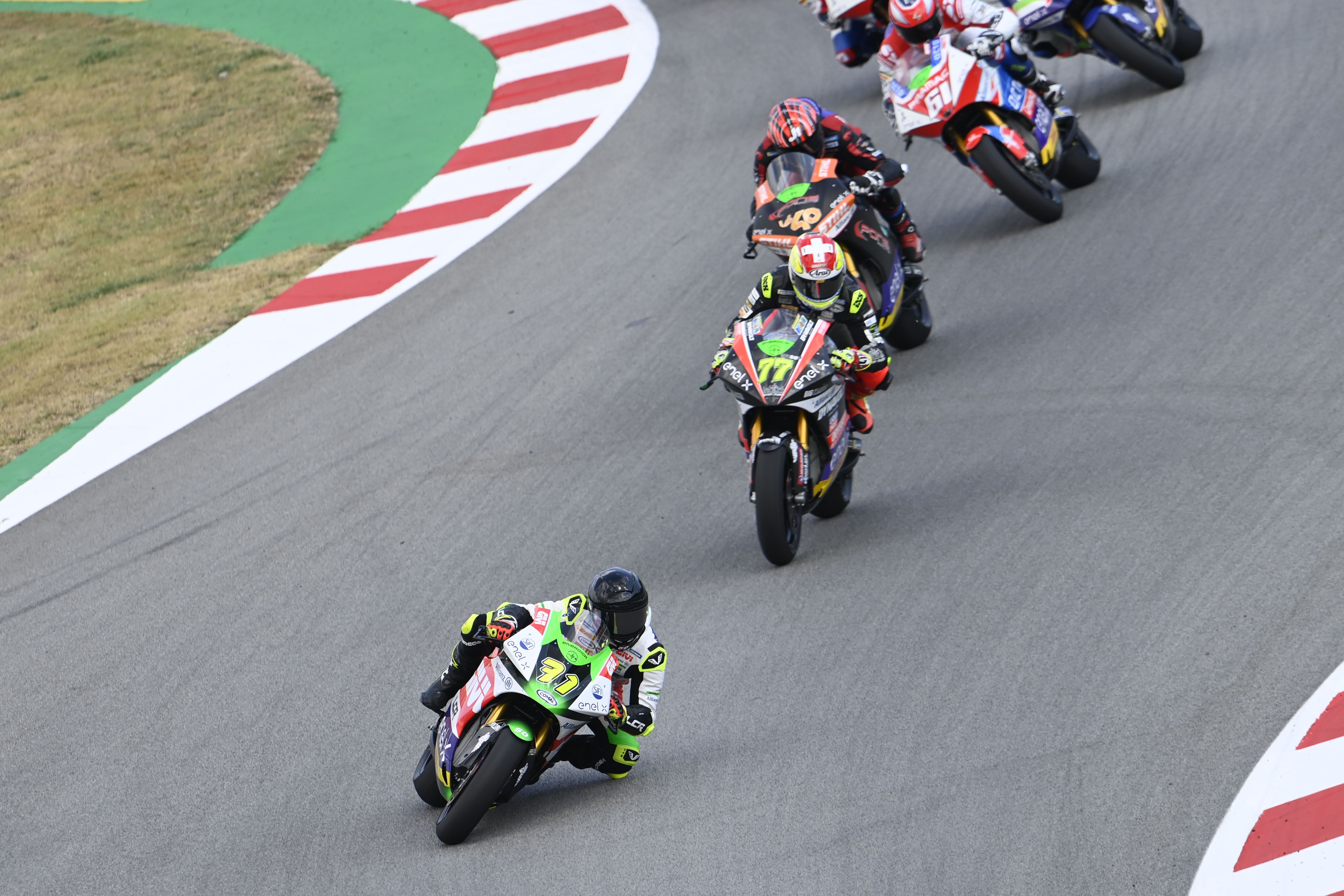 Miquel Pons coge unos metros sobre Dominique Aegerter y Jordi Torres