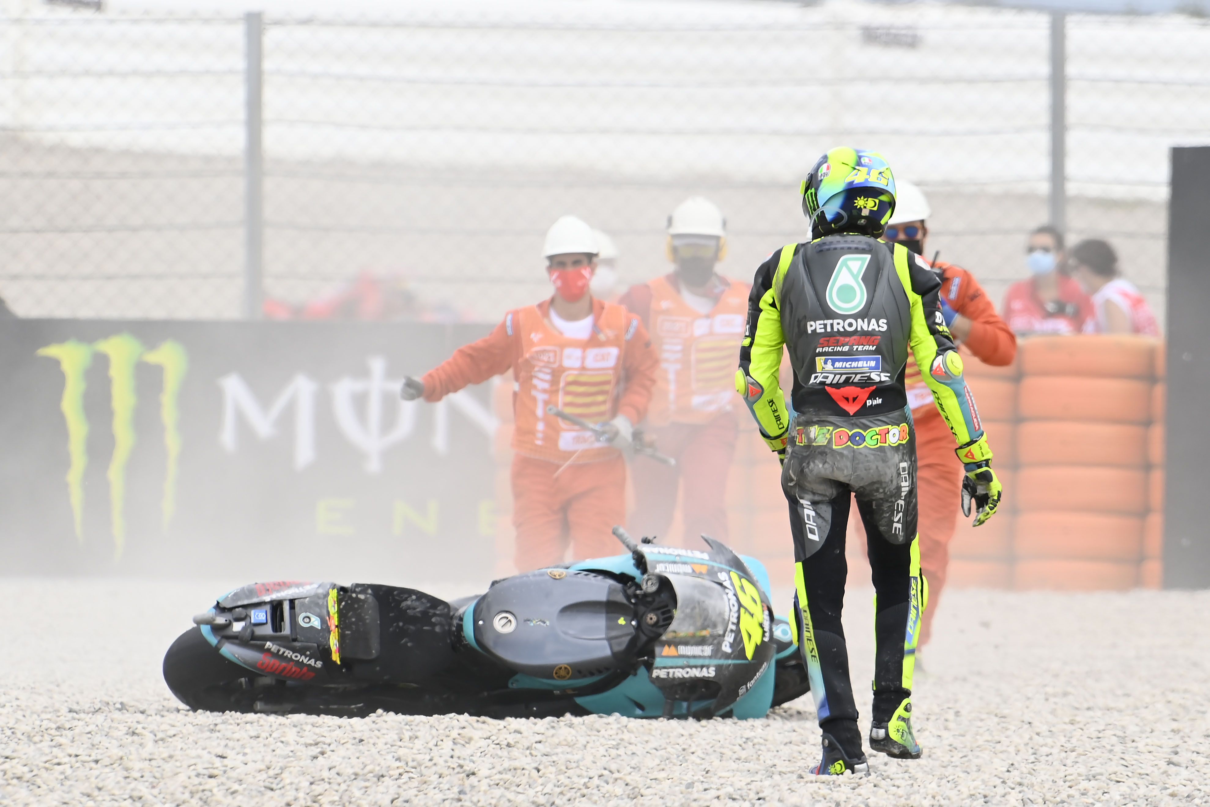 Valentino Rossi se fue al suelo en carrera