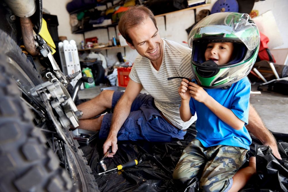 Niño con casco inadecuado si se buscan cascos infantiles. Fuente: iStock /warrengoldswain Niño con casco inadecuado si se buscan cascos infantiles. Fuente: iStock /warrengoldswain