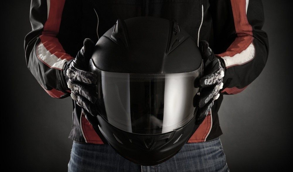 Al bajar de la moto es recomendable guardar el casco en una funda. Fuente: iStock/silverjohn