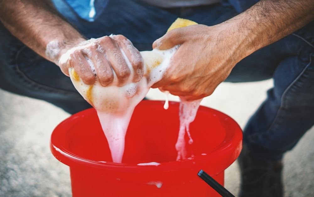 Agua y jabón, perfectos para limpiar la esponja del filtro de aire. Fuente: iStock/gilaxia Agua y jabón, perfectos para limpiar la esponja del filtro de aire. Fuente: iStock/gilaxia