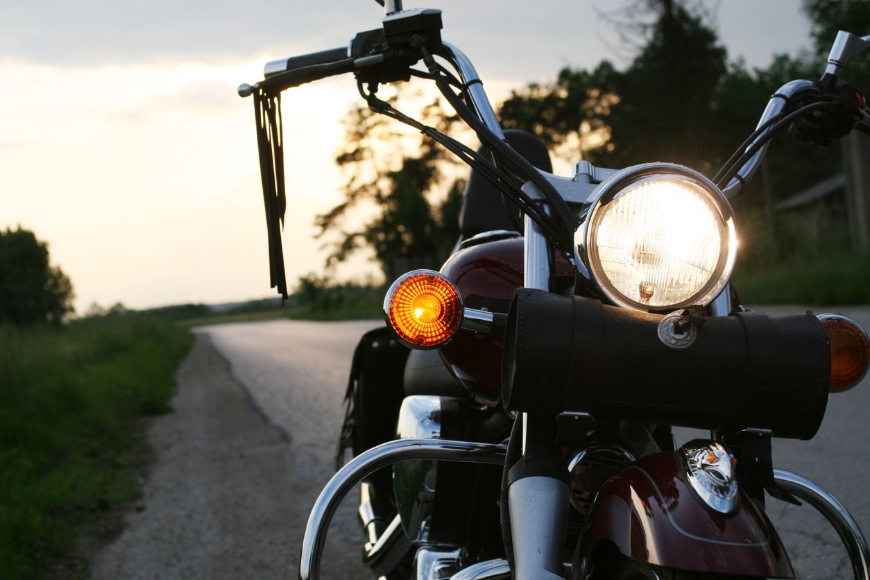 Faro de moto homologado. Fuente iStock/Simon Podgorsek.