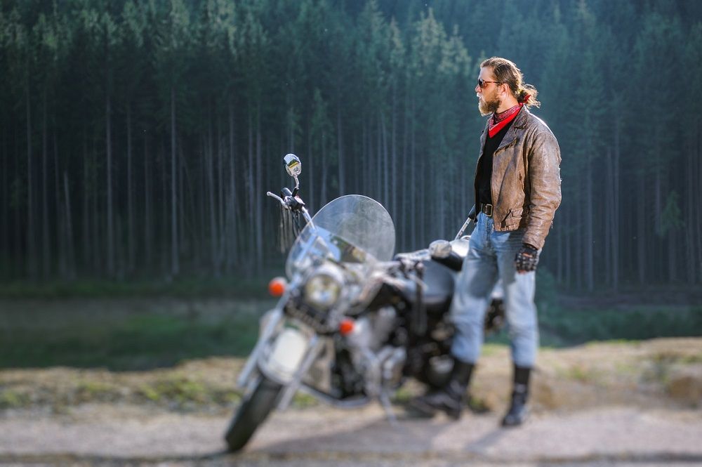 Motorista con bandana al cuello. Fuente: iStock/anatoliy_gleb.
