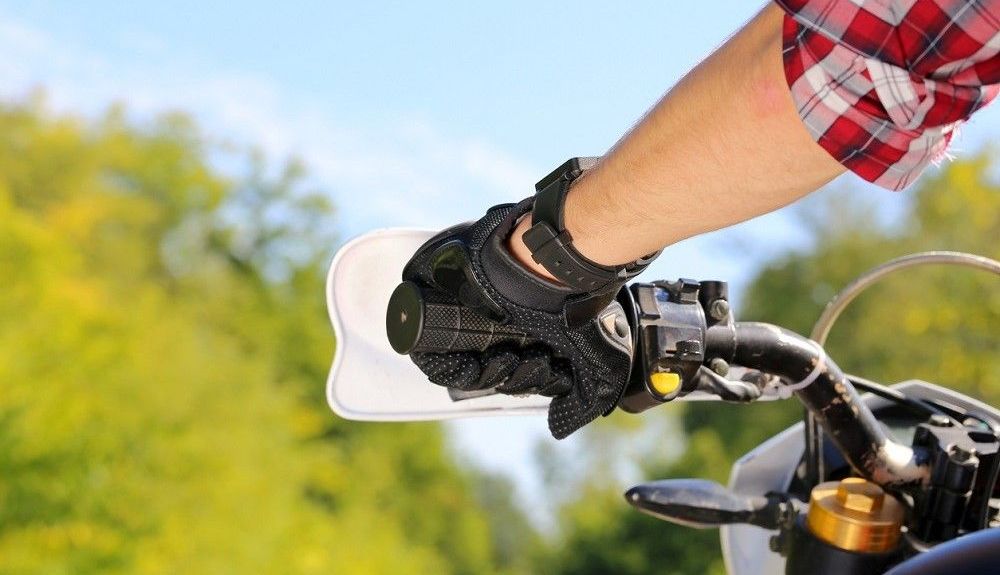 Guantes para la moto en verano. Fuente: iStock/dobok