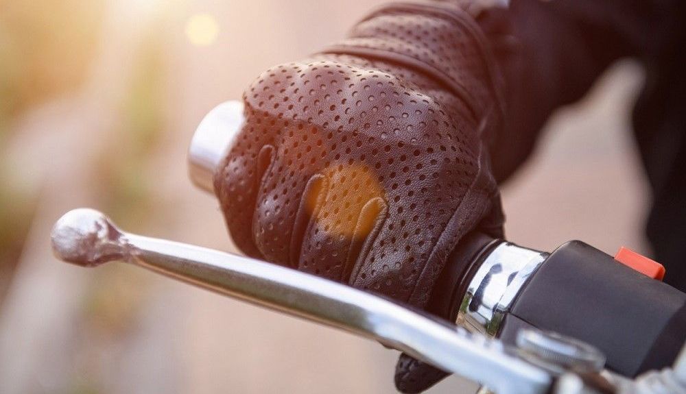 Guantes de moto perforados para el verano. Fuente: iStock/ninelutsk.