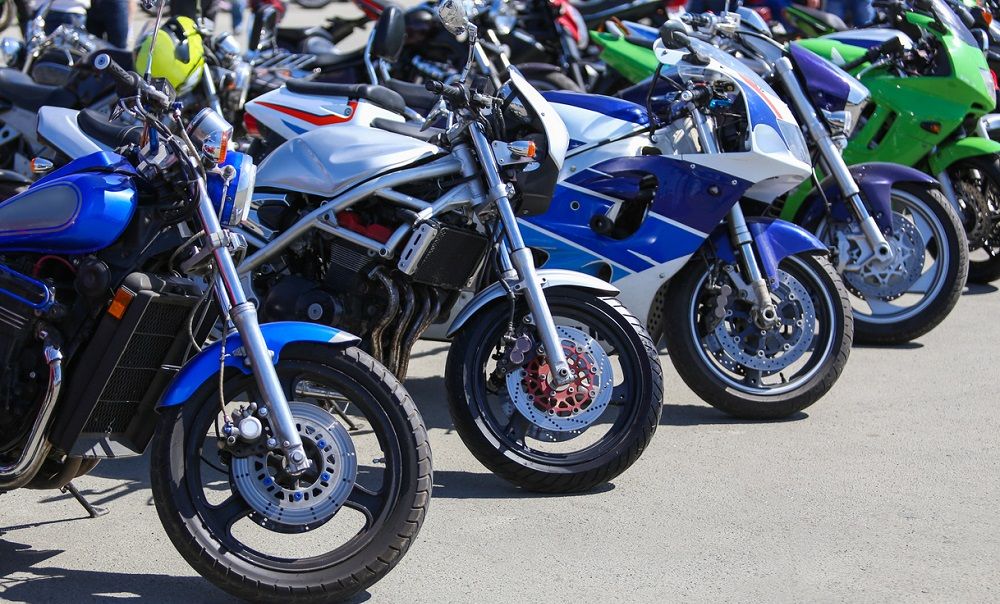 Horquilla de diferentes motos. Fuente: iStock/Apriori1