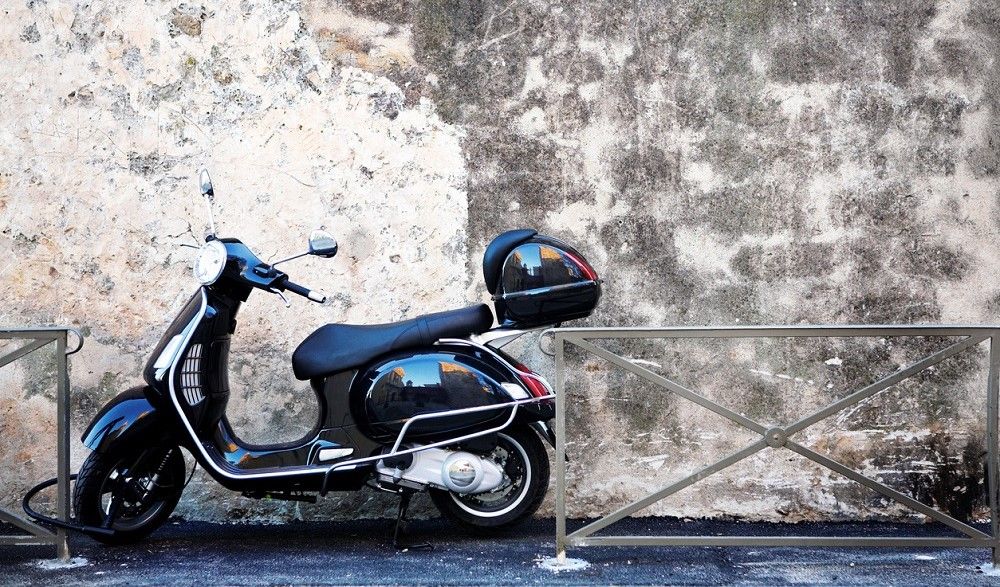 La funda del asiento de la moto lo protege cuando está a la intemperie. Fuente: iStock/forgiss.
