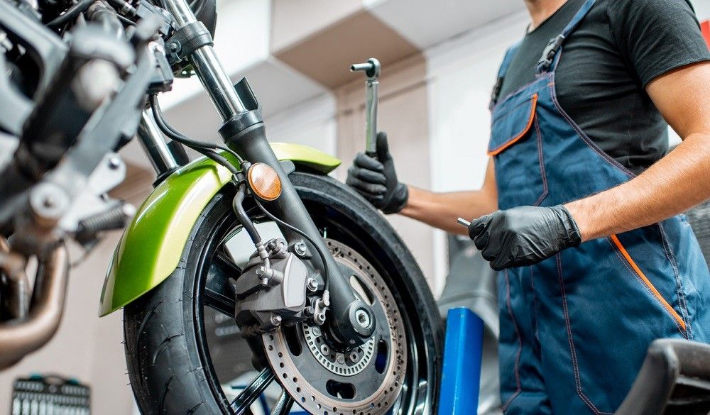 Mecánico rreglando una moto. Fuente: iStock/RossHelen Mecánico rreglando una moto. Fuente: iStock/RossHelen