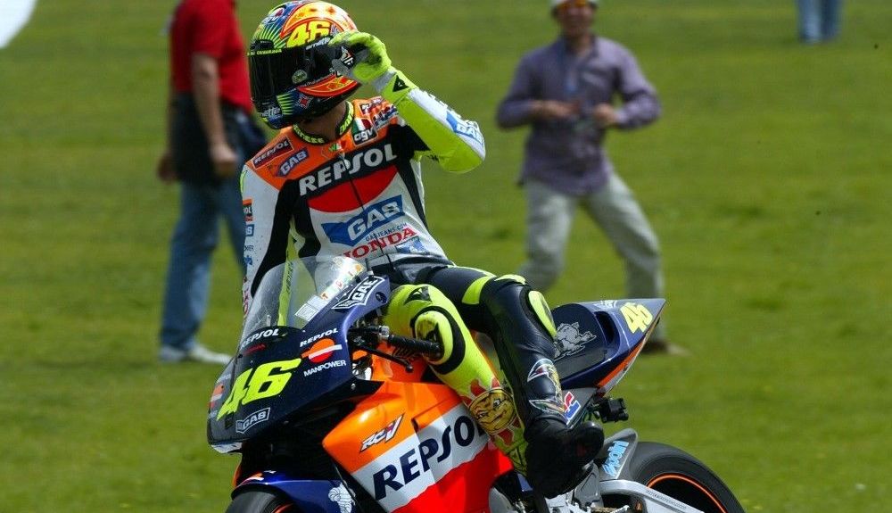 Rossi celebrando la victoria en 2002 en el Circuito de Jerez. Fuente Gold & Goose