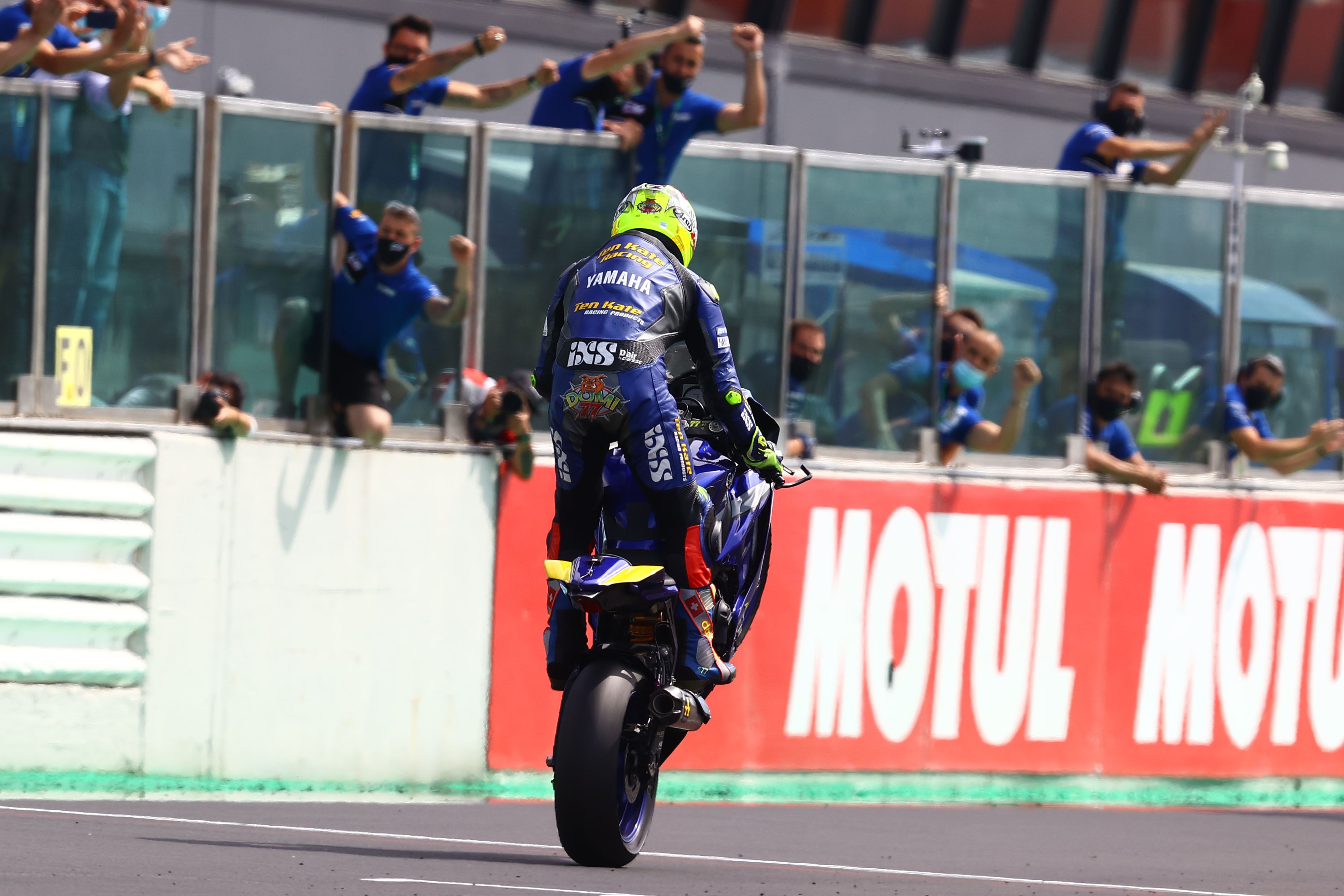 Dominique Aegerter entra en meta como ganador