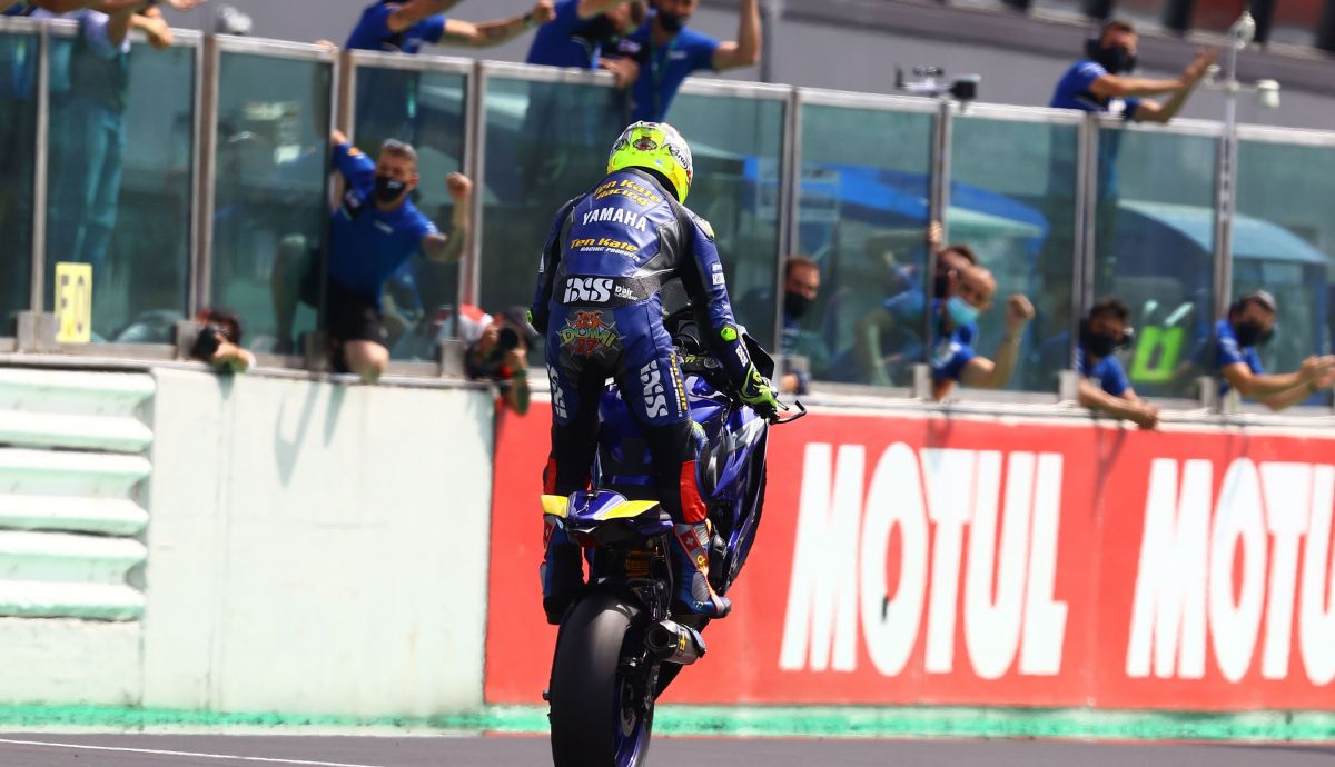 Dominique Aegerter entra en meta como ganador Dominique Aegerter entra en meta como ganador