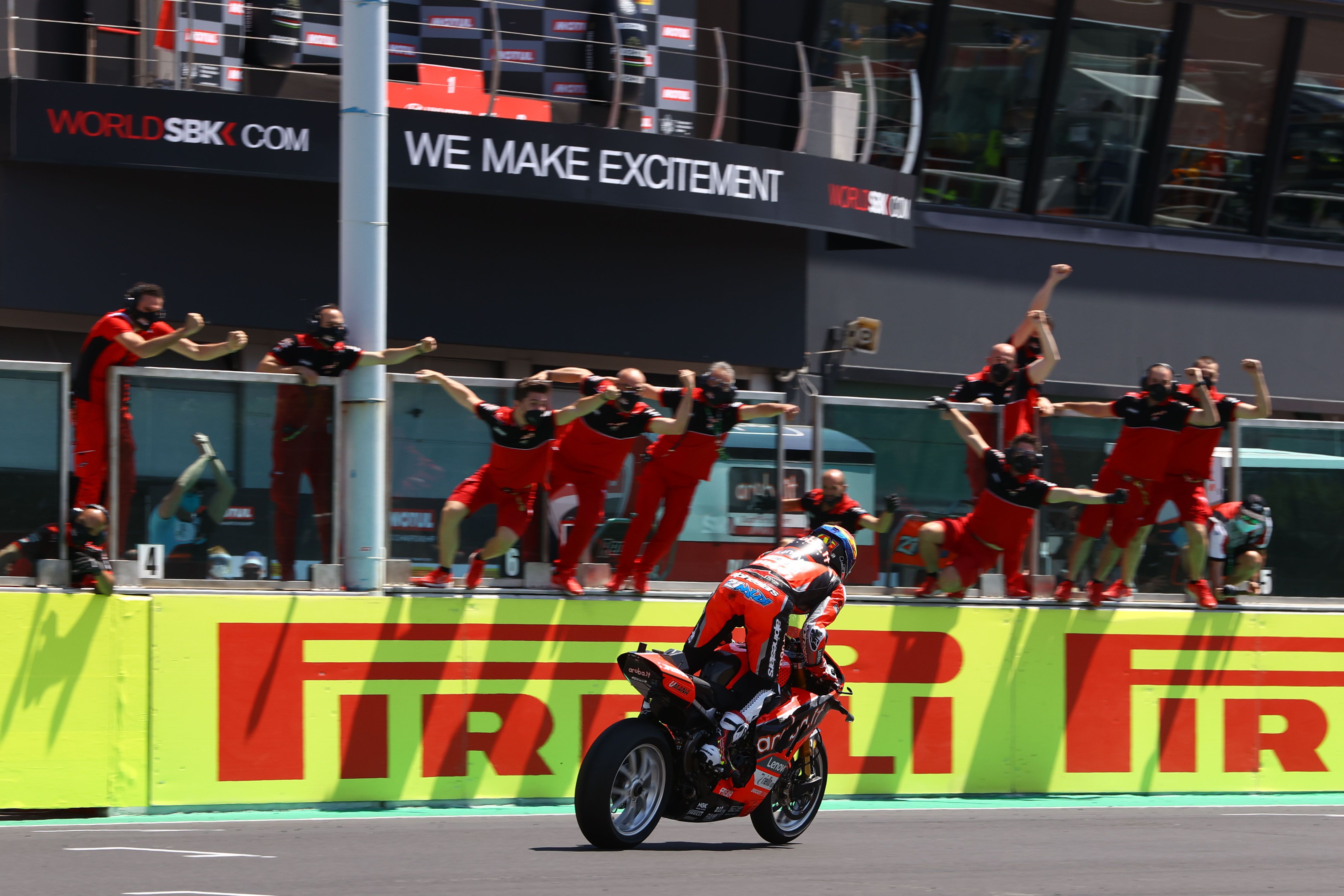 El Aruba Ducati festeja la victoria de Michael Rinaldi en Misano