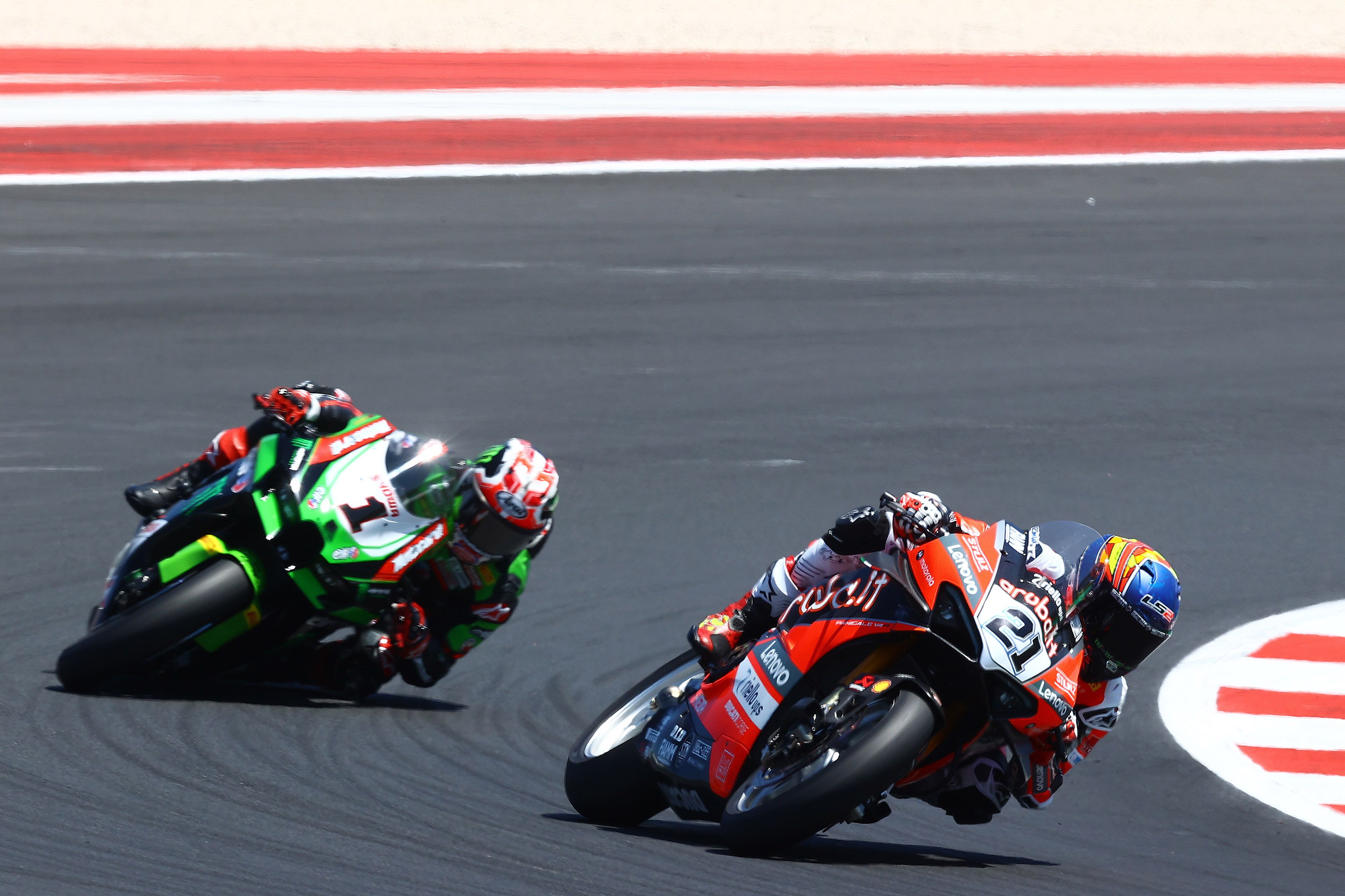 Michael Rinaldi comanda con Jonathan Rea tratando de seguirle