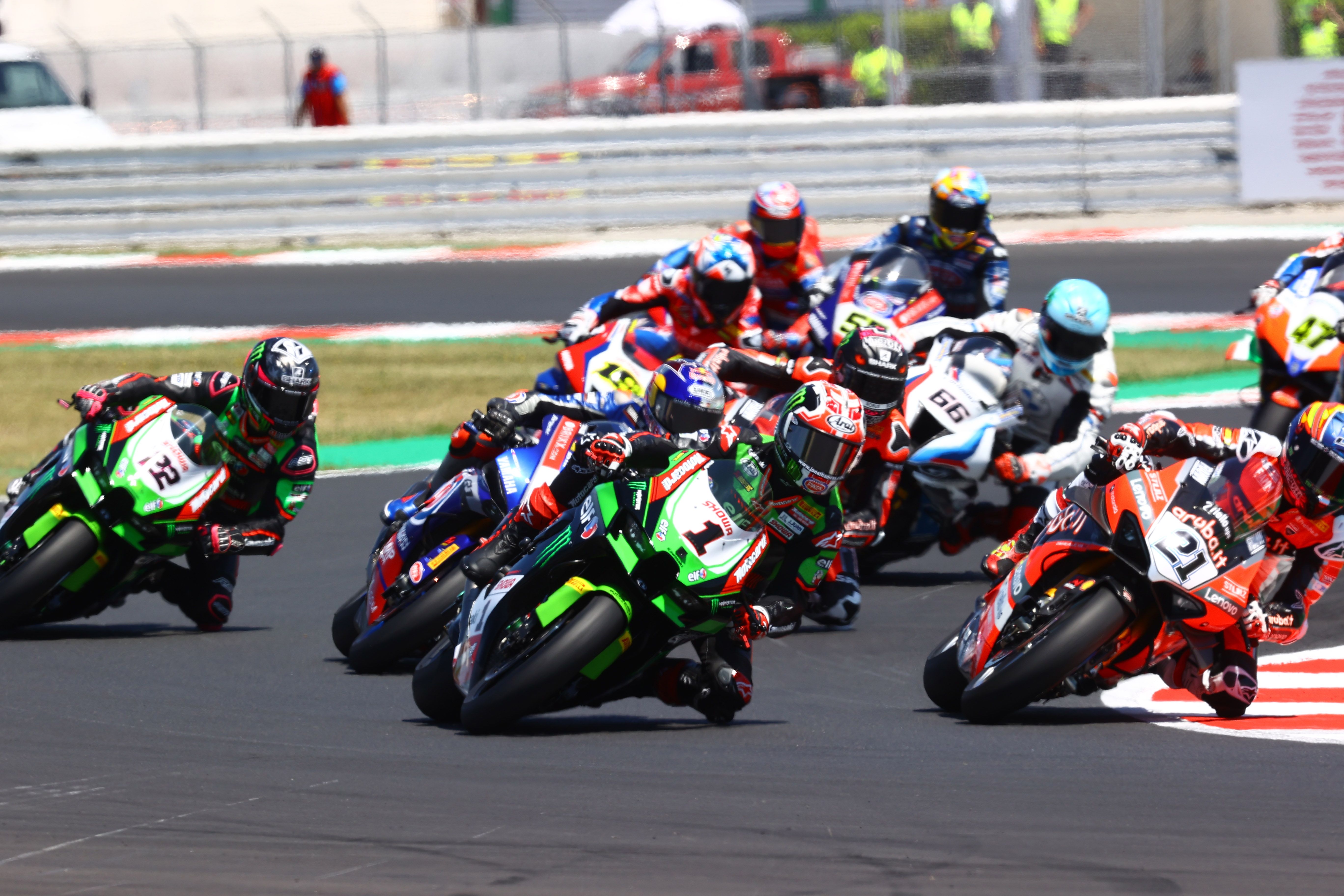 Michael Rinaldi se lanza al interior en la salida para coger el mando ante Jonathan Rea