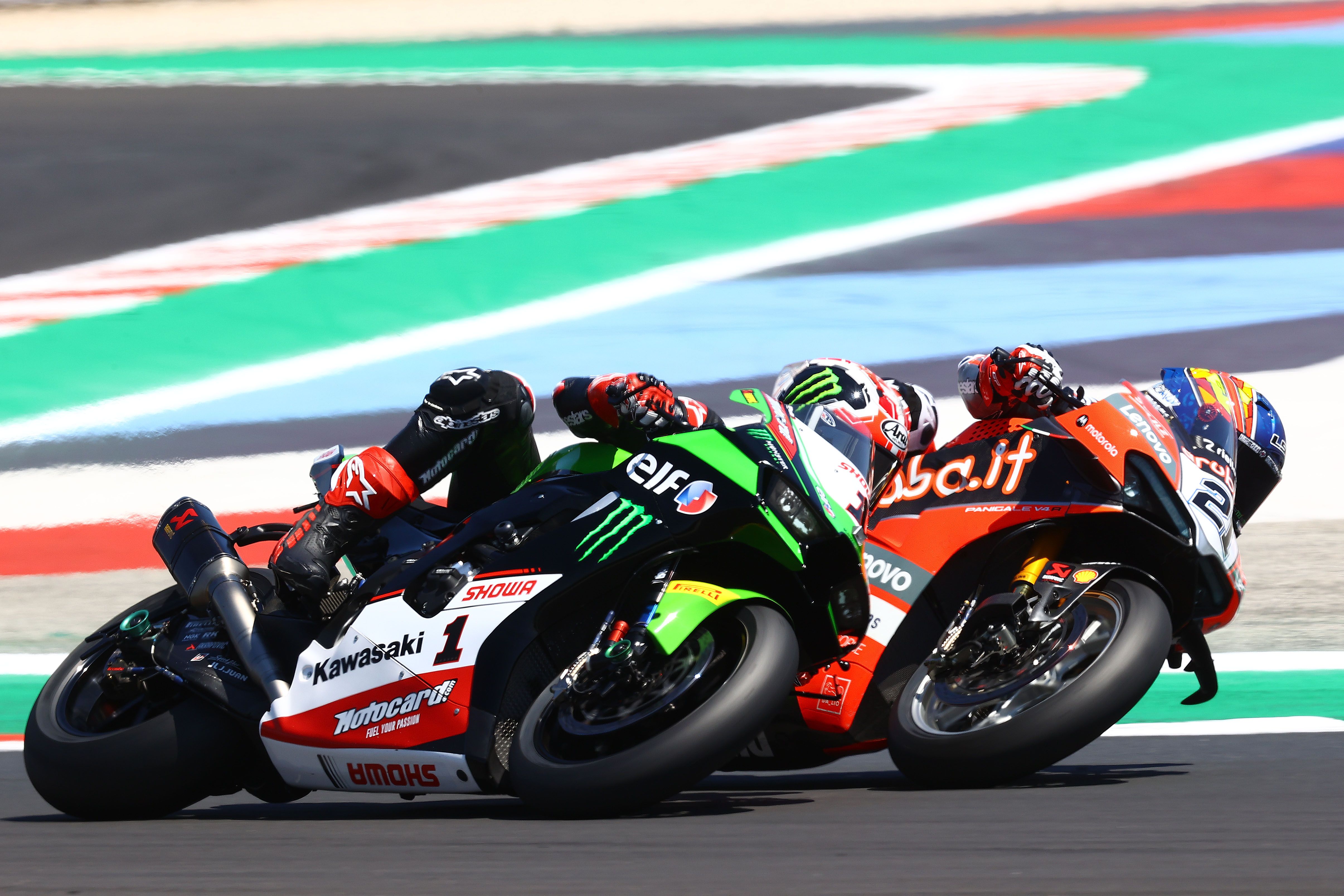 Michael Rinaldi supera a Jonathan Rea por el interior