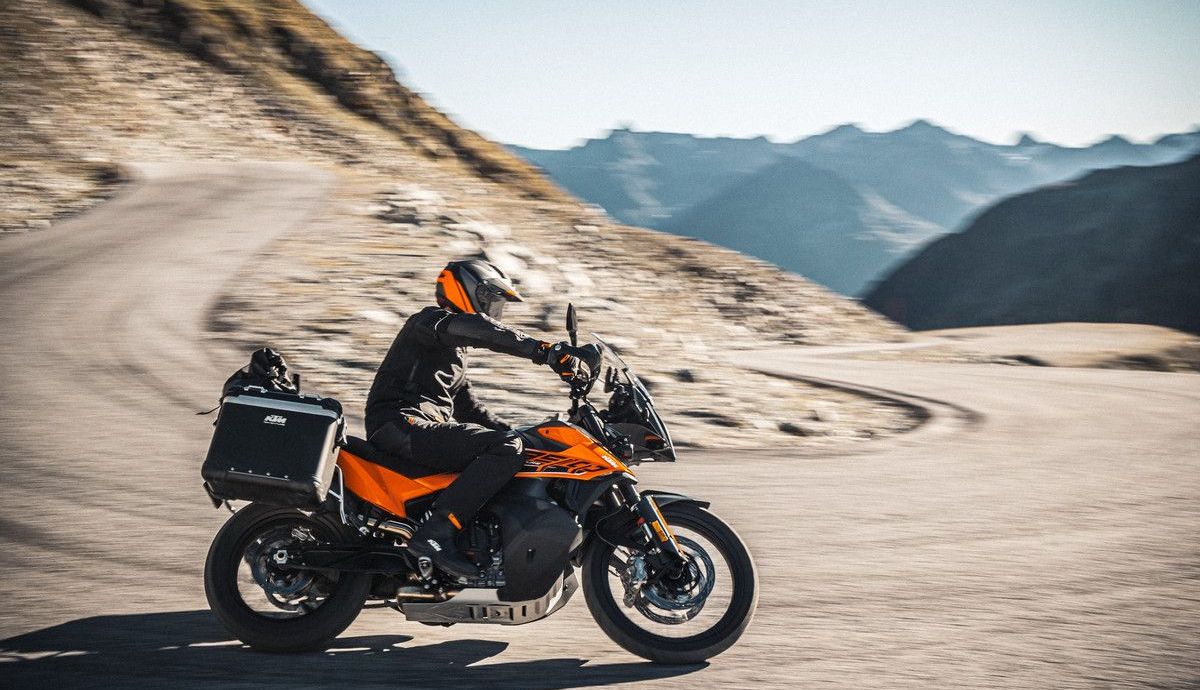 359579 MY21 KTM 890 ADVENTURE  Action