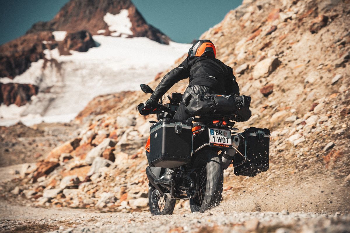 MY21 KTM 890 ADVENTURE  Action