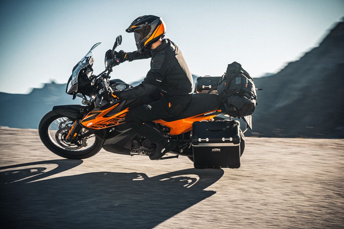 MY21 KTM 890 ADVENTURE  Action