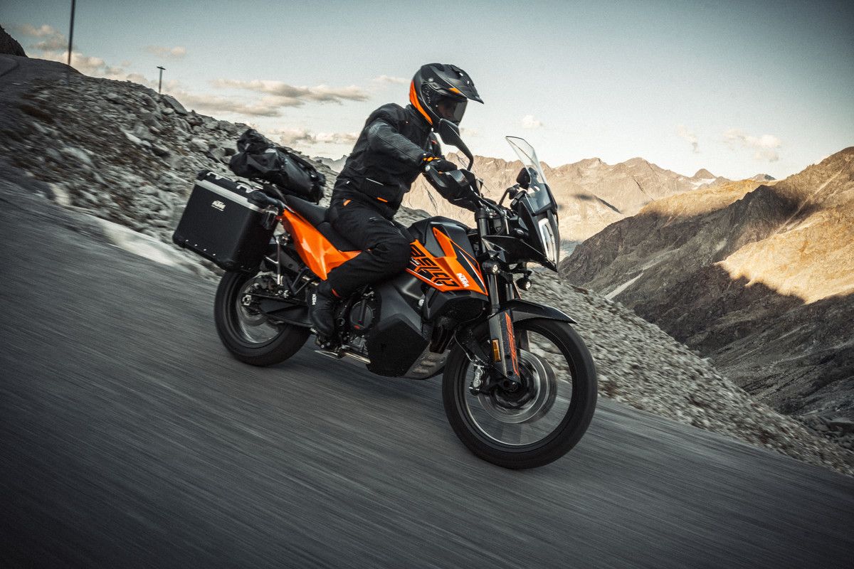 MY21 KTM 890 ADVENTURE  Action
