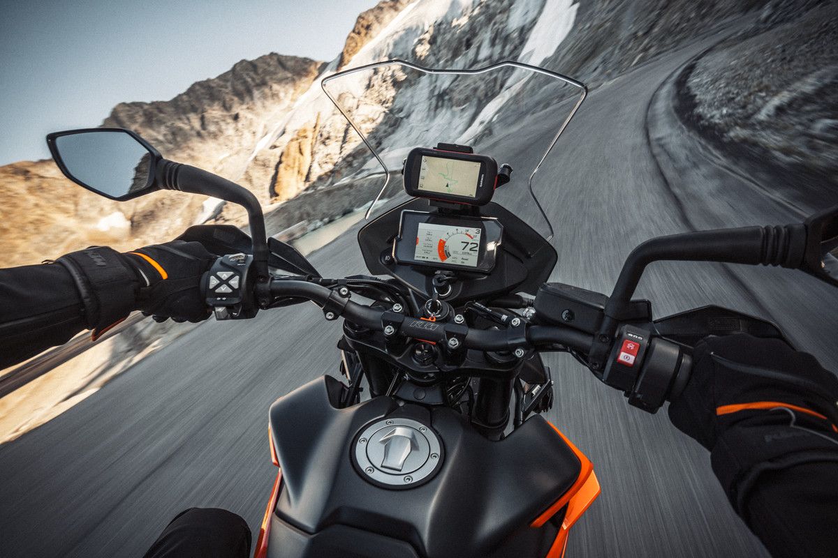 MY21 KTM 890 ADVENTURE  Action