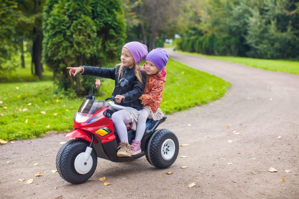 Niñas en una mini moto que funciona con una batería . Fuente: iStock / travnikovstudio Niñas en una mini moto que funciona con una batería . Fuente: iStock / travnikovstudio