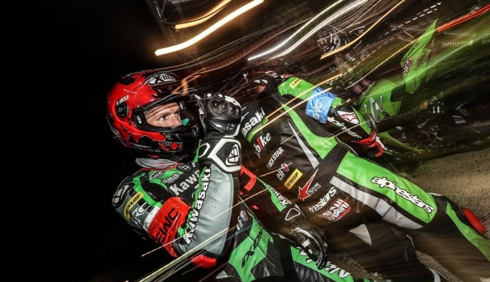 David Checa y Jeremy Guarnoni en uno de los relevos del SRC Kawasaki David Checa y Jeremy Guarnoni en uno de los relevos del SRC Kawasaki