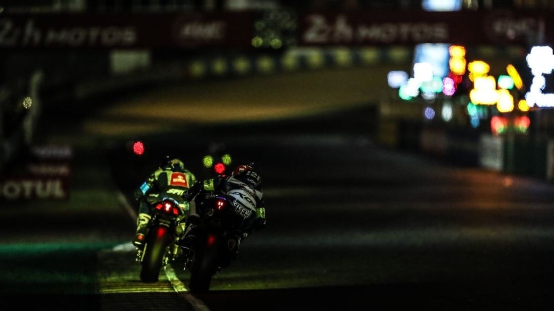 Las luces del muro en medio de la noche de Le Mans