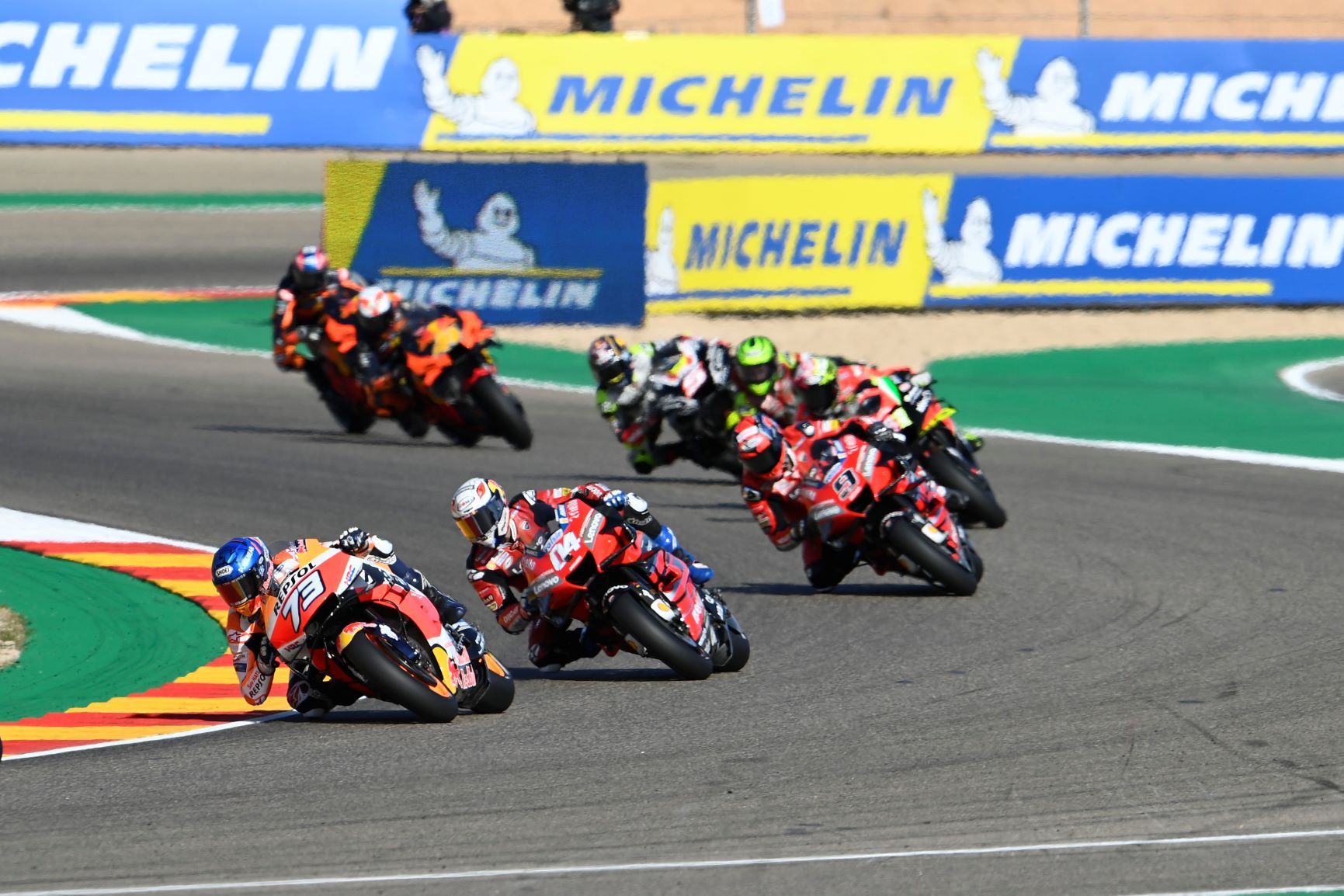 Carrera de MotoGP en 2020 en MotorLand. Fuente: Gold & Goose