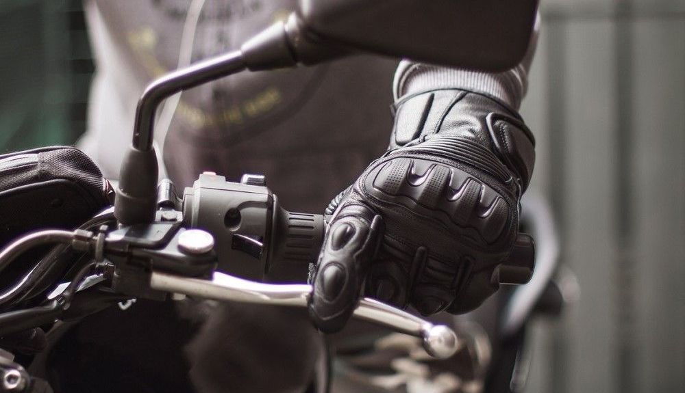 Guantes de moto. Fuente: iStock/Volodymyr Kondush Guantes de moto. Fuente: iStock/Volodymyr Kondush