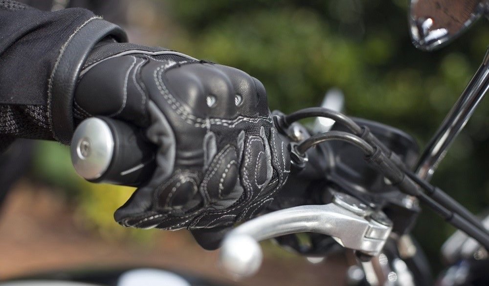 Guantes de moto para invierno. Fuente: iStock/davidf.