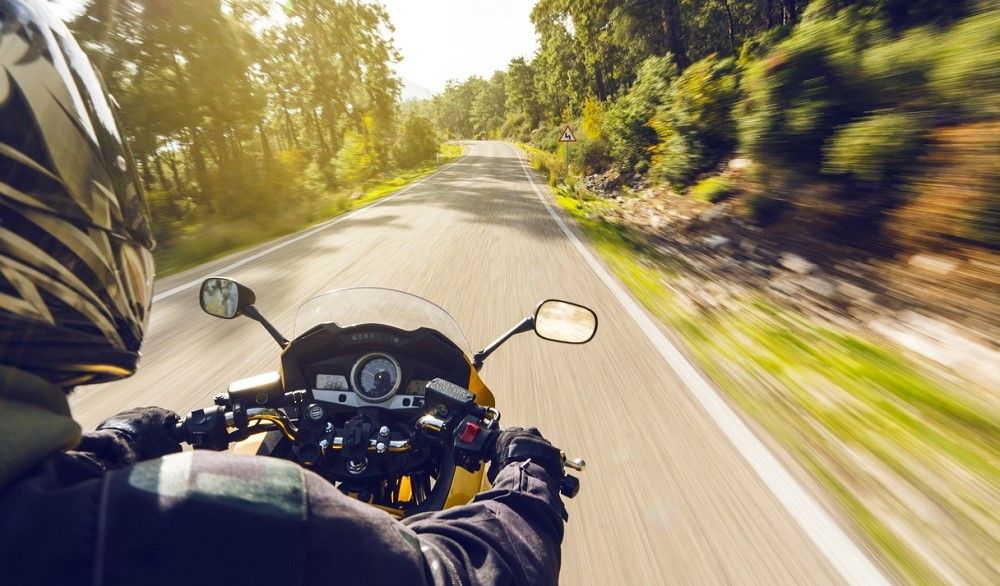 Guantes calefactables mientras se conduce en moto. Fuente: iStock/ozgurdonmaz.